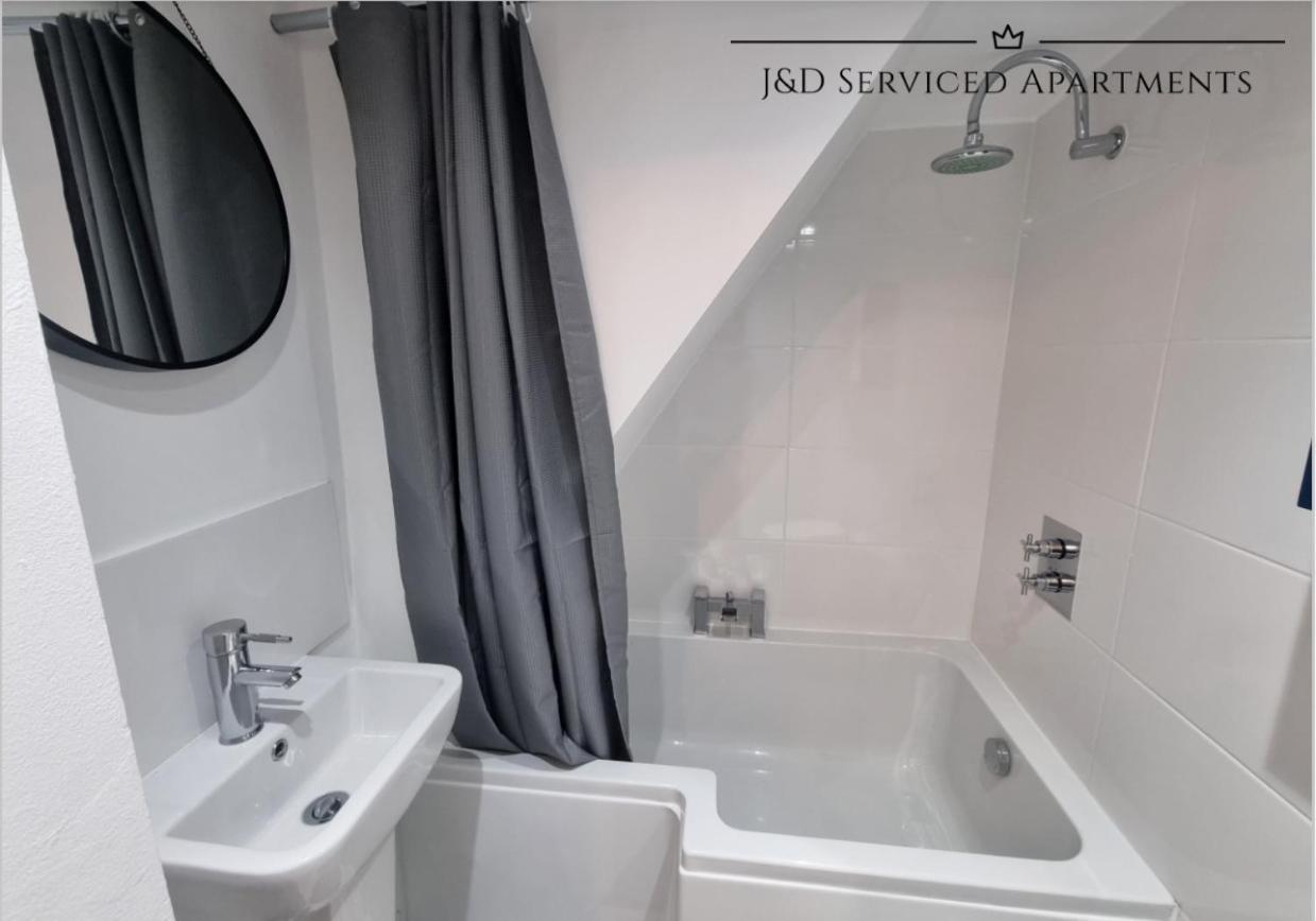 Spacious 3 Bed Apartment, En-Suites, Near Train Station! Watford  Exterior photo