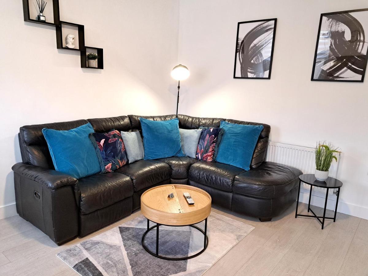 Spacious 3 Bed Apartment, En-Suites, Near Train Station! Watford  Exterior photo