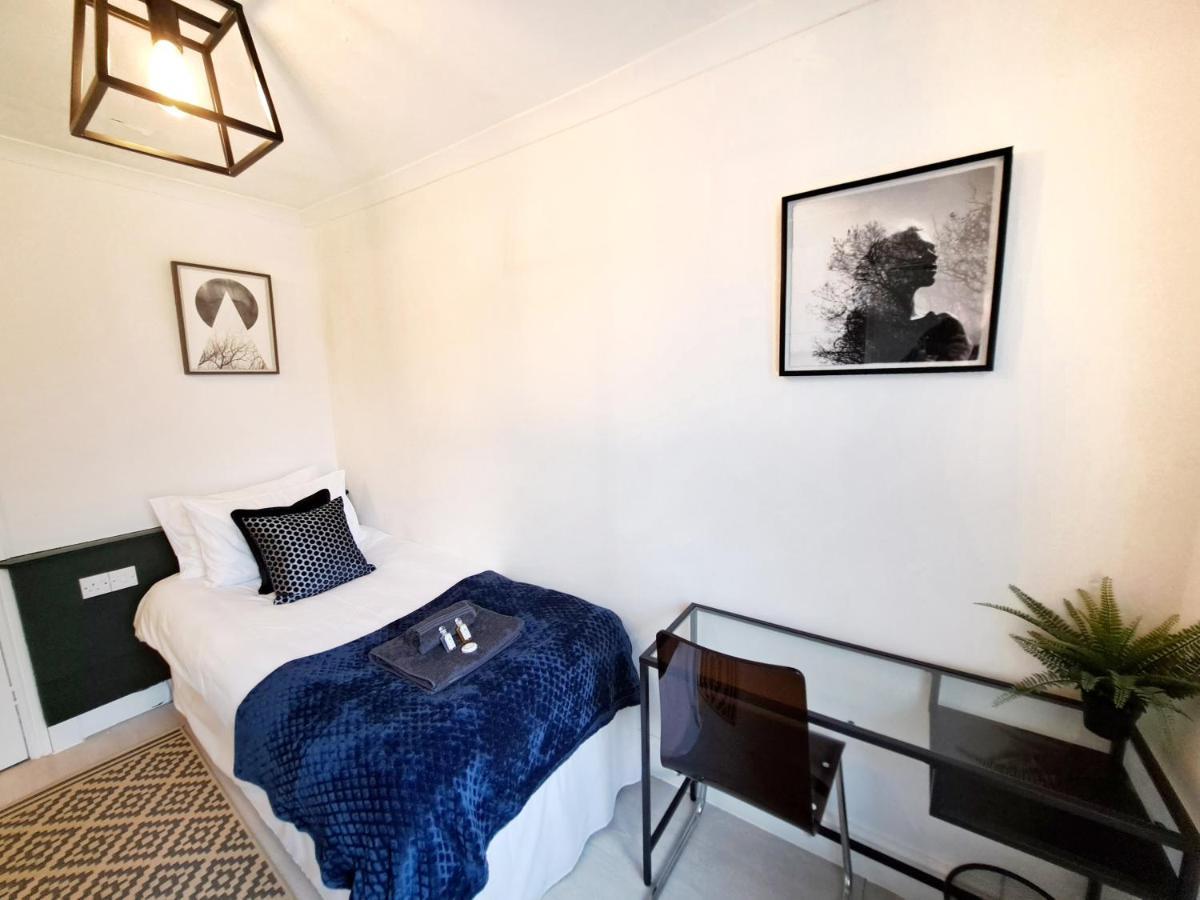 Spacious 3 Bed Apartment, En-Suites, Near Train Station! Watford  Exterior photo