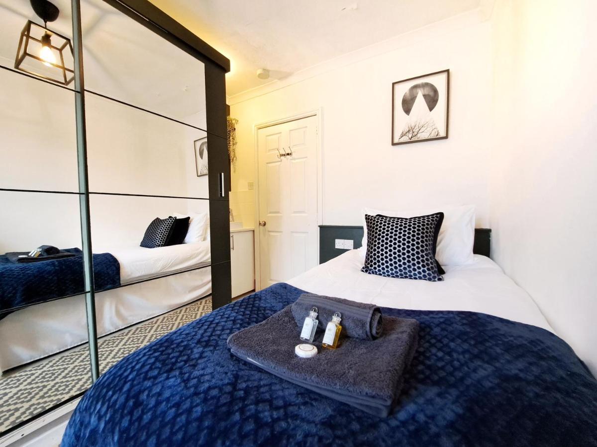 Spacious 3 Bed Apartment, En-Suites, Near Train Station! Watford  Exterior photo