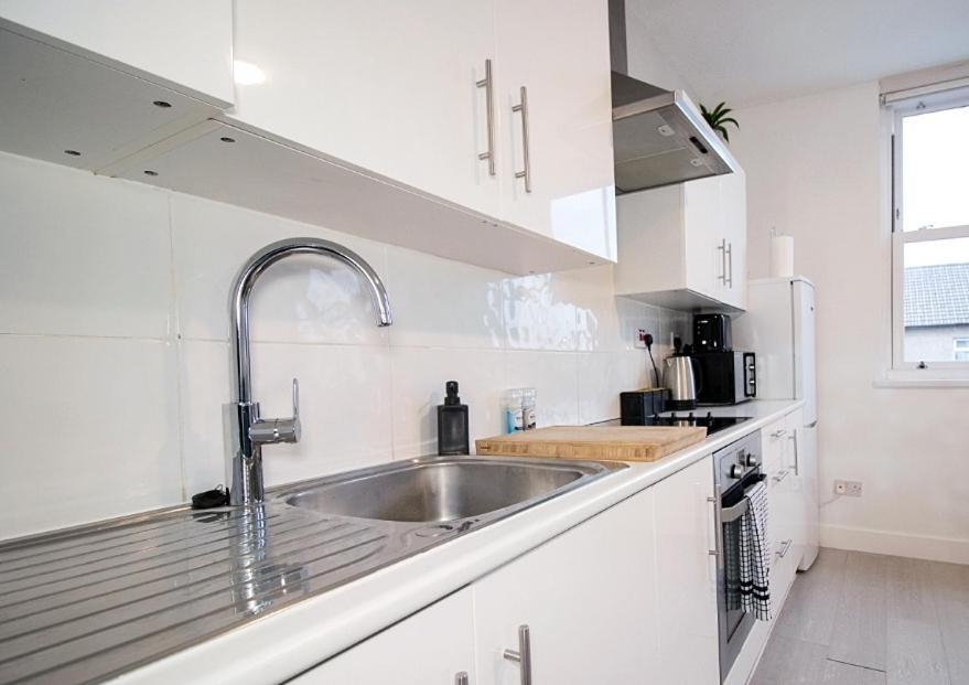 Spacious 3 Bed Apartment, En-Suites, Near Train Station! Watford  Exterior photo